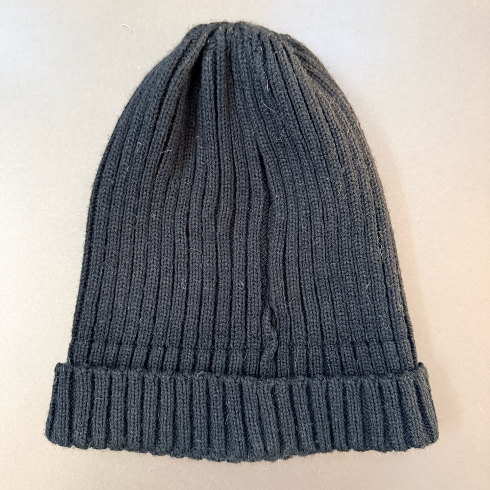 3/$10 🛒🛍️ Black Ribbed Knit Beanie - Picture 2 of 2